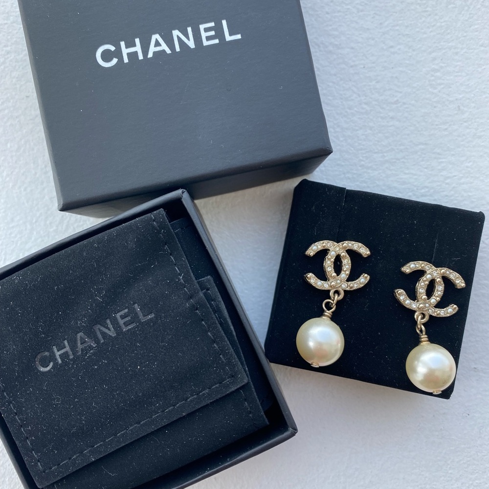 Chanel gold/pearly white earrings